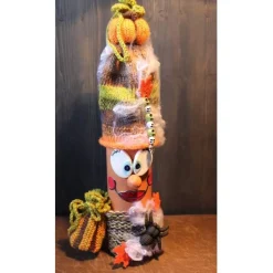 Dekofigur LILLY Halloweenwichtel Upcyclingfigur aus einer Weinflasche mit handgestrickten Accesoires Halloweendeko