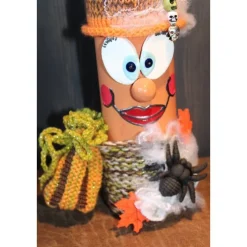 Dekofigur LILLY Halloweenwichtel Upcyclingfigur aus einer Weinflasche mit handgestrickten Accesoires Halloweendeko