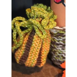 Dekofigur LILLY Halloweenwichtel Upcyclingfigur aus einer Weinflasche mit handgestrickten Accesoires Halloweendeko