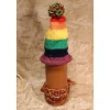 Dekofigur REGENBOGENWICHTEL Weihnachtswichtel witzige Upcyclingfigur aus Glasflasche m. handgestricktem Mützchen