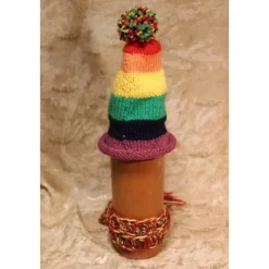 Dekofigur REGENBOGENWICHTEL Weihnachtswichtel witzige Upcyclingfigur aus Glasflasche m. handgestricktem Mützchen