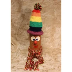 Dekofigur REGENBOGENWICHTEL Weihnachtswichtel witzige Upcyclingfigur aus Glasflasche m. handgestricktem Mützchen