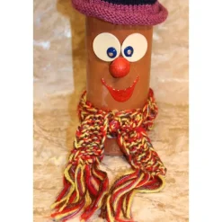 Dekofigur REGENBOGENWICHTEL Weihnachtswichtel witzige Upcyclingfigur aus Glasflasche m. handgestricktem Mützchen