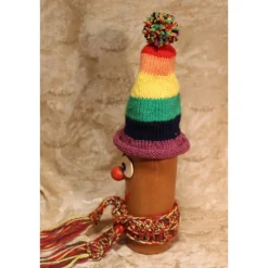 Dekofigur REGENBOGENWICHTEL Weihnachtswichtel witzige Upcyclingfigur aus Glasflasche m. handgestricktem Mützchen