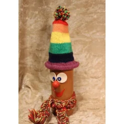 Dekofigur REGENBOGENWICHTEL Weihnachtswichtel witzige Upcyclingfigur aus Glasflasche m. handgestricktem Mützchen