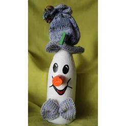 Dekofigur ROBBY Wichtel witzige Upcyclingfigur aus einer Glasfasche mit handgestrickten Accesoires