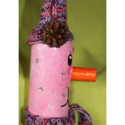 Dekofigur ROSI Wichtel witzige Upcyclingfigur aus einer Glasfasche mit handgestrickten Accesoires