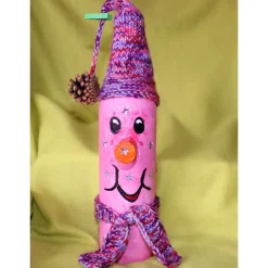 Dekofigur ROSI Wichtel witzige Upcyclingfigur aus einer Glasfasche mit handgestrickten Accesoires