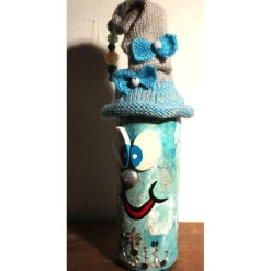 Dekofigur SCHLEIFERLWICHTEL Weihnachtswichtel witzige Upcyclingfigur aus Weinflasche, gestrickte Accessoires
