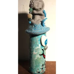 Dekofigur SCHLEIFERLWICHTEL Weihnachtswichtel witzige Upcyclingfigur aus Weinflasche, gestrickte Accessoires