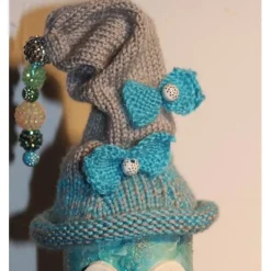 Dekofigur SCHLEIFERLWICHTEL Weihnachtswichtel witzige Upcyclingfigur aus Weinflasche, gestrickte Accessoires