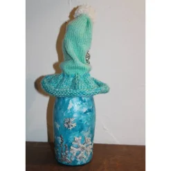 Dekofigur SCHNEEFLÖCKCHEN Weihnachtswichtel witzige Upcyclingfigur aus Sektflasche m. handgestricktem Mützchen