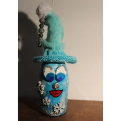 Dekofigur SCHNEEFLÖCKCHEN Weihnachtswichtel witzige Upcyclingfigur aus Sektflasche m. handgestricktem Mützchen