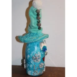 Dekofigur SCHNEEFLÖCKCHEN Weihnachtswichtel witzige Upcyclingfigur aus Sektflasche m. handgestricktem Mützchen