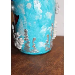 Dekofigur SCHNEEFLÖCKCHEN Weihnachtswichtel witzige Upcyclingfigur aus Sektflasche m. handgestricktem Mützchen