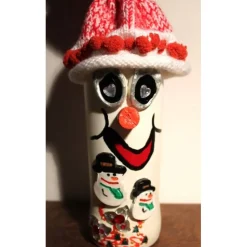 Dekofigur SCHNEEMANNWICHTEL Weihnachtswichtel witzige Upcyclingfigur aus Weinflasche m. handgestricktem Mützchen