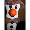 Dekofigur TOMMY SNOWMAN witzige Schneemanfigur aus altem Holz, dekoriert mit handgestrickter und weihnachtlicher Deko