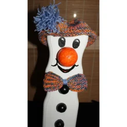 Dekofigur TOMMY SNOWMAN witzige Schneemanfigur aus altem Holz, dekoriert mit handgestrickter und weihnachtlicher Deko