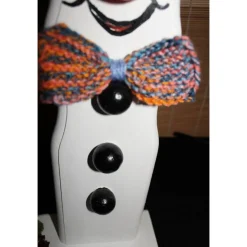 Dekofigur TOMMY SNOWMAN witzige Schneemanfigur aus altem Holz, dekoriert mit handgestrickter und weihnachtlicher Deko