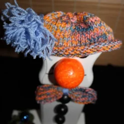 Dekofigur TOMMY SNOWMAN witzige Schneemanfigur aus altem Holz, dekoriert mit handgestrickter und weihnachtlicher Deko