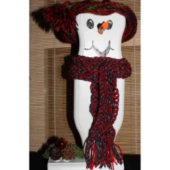 Dekofigur ULI SNOWMAN witzige Schneemanfigur aus altem Holz, dekoriert mit handgestrickter und weihnachtlicher Deko