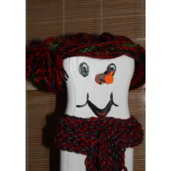 Dekofigur ULI SNOWMAN witzige Schneemanfigur aus altem Holz, dekoriert mit handgestrickter und weihnachtlicher Deko