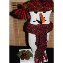 Dekofigur ULI SNOWMAN witzige Schneemanfigur aus altem Holz, dekoriert mit handgestrickter und weihnachtlicher Deko