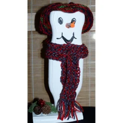 Dekofigur ULI SNOWMAN witzige Schneemanfigur aus altem Holz, dekoriert mit handgestrickter und weihnachtlicher Deko