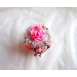 Dekoglas bauchig (Nr. 1) mit Banderole, Stoffblume und Feder, creme-rosa