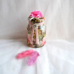 Dekoglas mit Banderole, Stoffblume und Samtband, grün-rosa-weiß