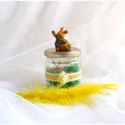 Dekoglas mit gelbem Karoband und Hase für Ostern