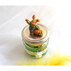 Dekoglas mit gelbem Karoband und Hase für Ostern