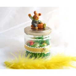 Dekoglas mit gelbem Karoband und Hase für Ostern