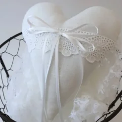 Dekoherz aus Stoff mit weißer Spitze – Vintage-Style & Landhaus-Deko, 17x15 cm