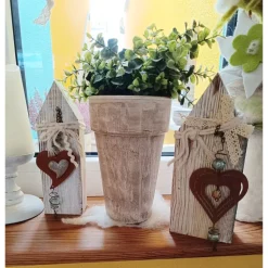 Dekohäuschen aus Holz verziert