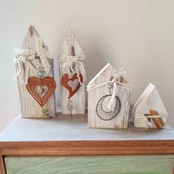 Dekohäuschen aus Holz verziert