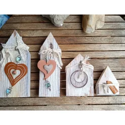 Dekohäuschen aus Holz verziert