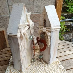 Dekohäuschen aus Holz verziert