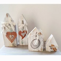 Dekohäuschen aus Holz verziert