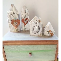 Dekohäuschen aus Holz verziert