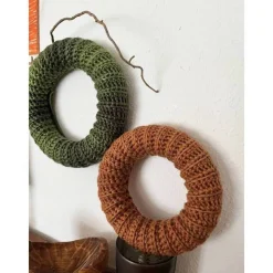 Dekokranz Häkelkranz für die Wand 20cm Adventskranz Tischschmuck Wandkranz aus Wolle Braun orange