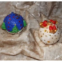 Dekokugeln 2er Set BÄUMCHEN + GLOCKEN Acrylmalerei Collage auf einer Kunststoffkugel weihnachtliche Hängedeko
