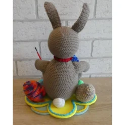 Deko-Osterhase mit Kulleraugen - gehäkelt - mit Eiern auf Filzuntersetzer