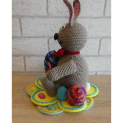 Deko-Osterhase mit Kulleraugen - gehäkelt - mit Eiern auf Filzuntersetzer