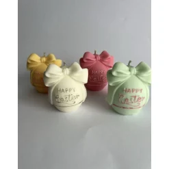 Dekorative Happy Easter Kerze mit Schleife, handgegossen in Frühlingsfarben für deine Osterdeko