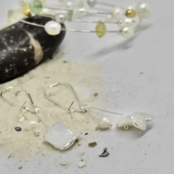 Dekorativer dreiteiliger Brautschmuck, zur Hochzeit schwebende Perlen als Ohrhänger, Kette und Armband, Keshi-Perlen, memory wire