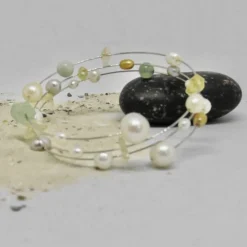 Dekorativer dreiteiliger Brautschmuck, zur Hochzeit schwebende Perlen als Ohrhänger, Kette und Armband, Keshi-Perlen, memory wire