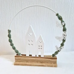 Deko-Ring mit Häuschen und Schmetterlingen