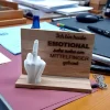 Dekoset Mittelfinger mit Spruch auf Holz