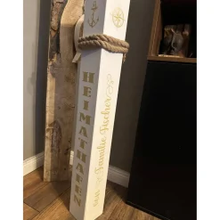 Dekosäule personalisiert – Maritimer Poller mit Namen, Wunschtext & Koordinaten als Geschenk